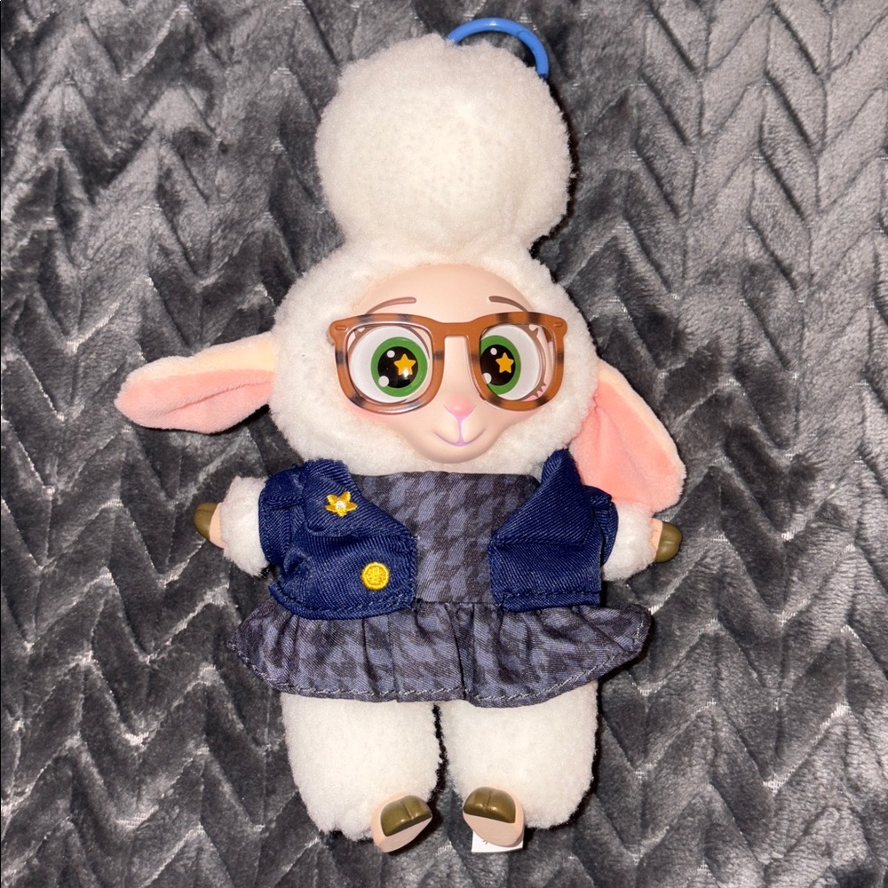 Disney Zootopia Plush pendant - Bellwether - Picture 5 of 7
